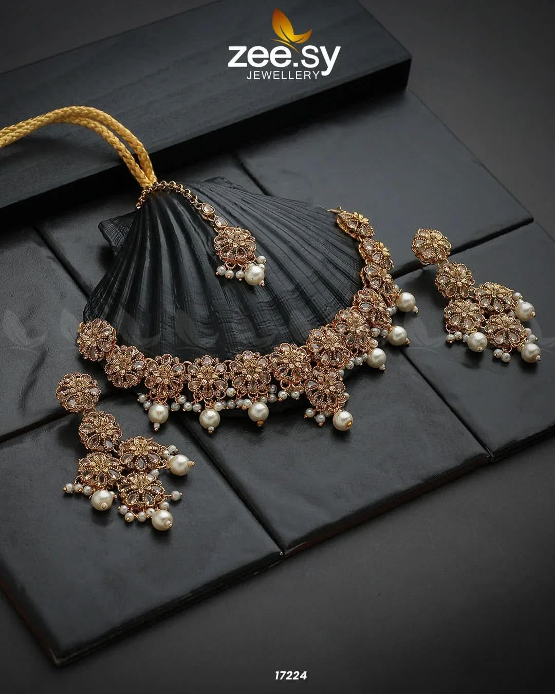 Magnolia Glimmer Necklace