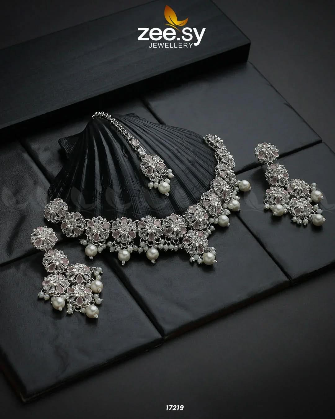 Magnolia Glimmer Necklace