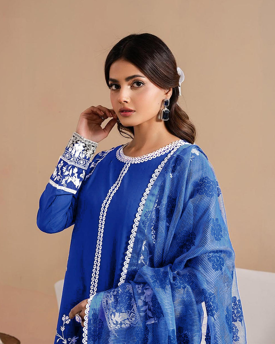 Avian Embroidered 3Pc